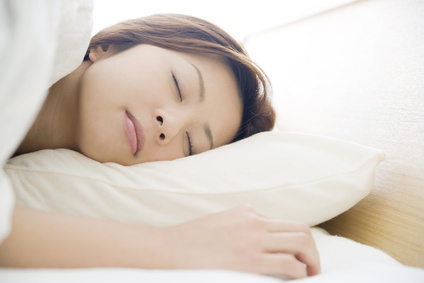 寝ている時の不自然な姿勢も寝違えの原因になります
